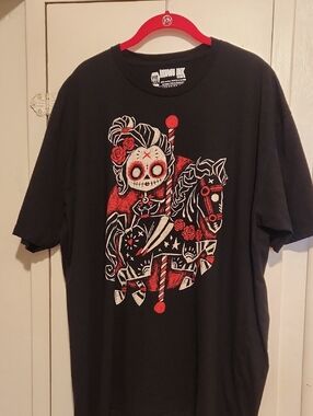 🔥Black Short Sleeve Graphic Tee - Red & White Carousel Design